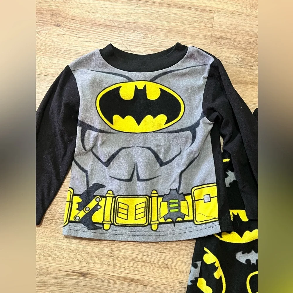 Batman 2-piece pajamas, size 4 - Picture 2 of 5